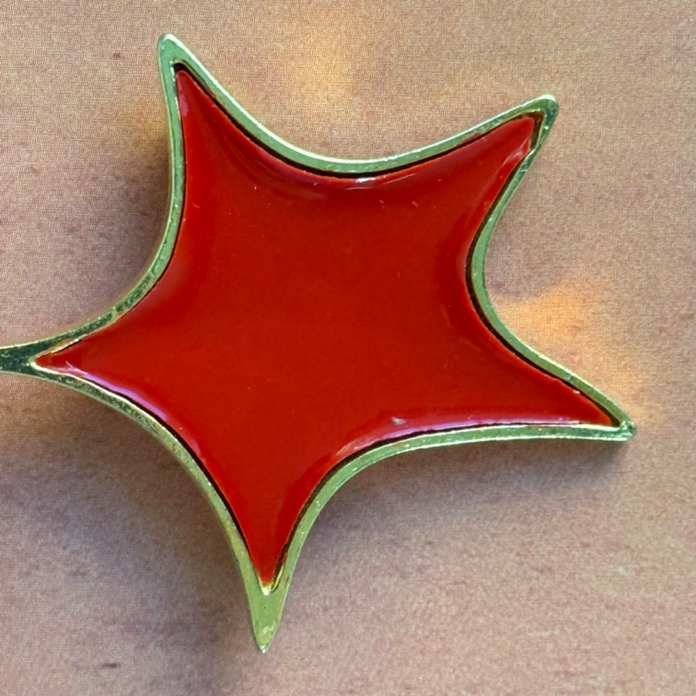 VINTAGE CASTLECLIFF  Red Star Brooch Enamel Polished Gold - Picture 5 of 7